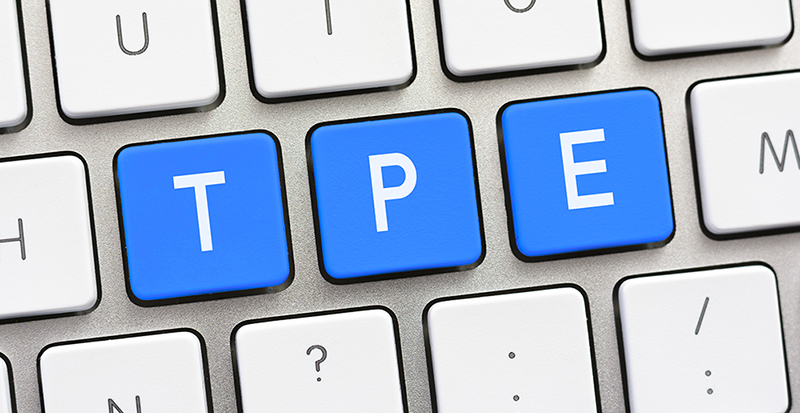 Groupe y Nexia facturation électronique pour les TPE, clavier ordinateur avec 3 touches bleu et les lettres TPE